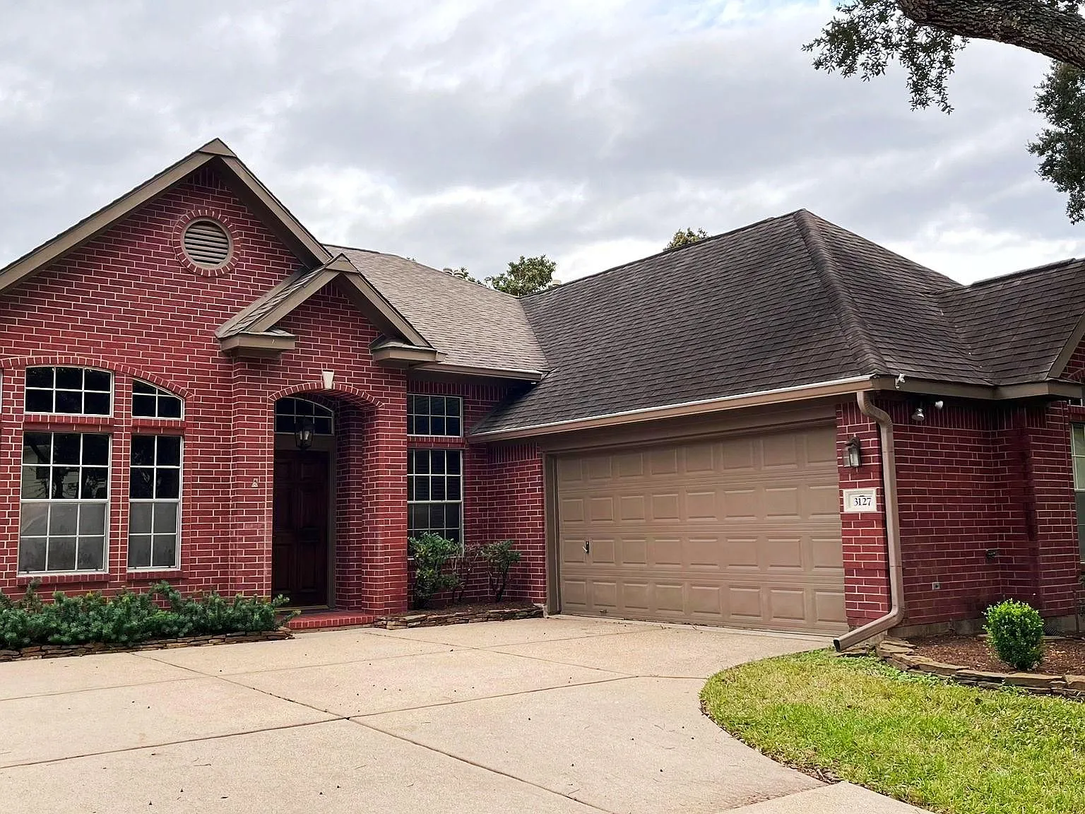 4 bed, 2.5 bath, 2587 sqft, $2,800 — Photo 2