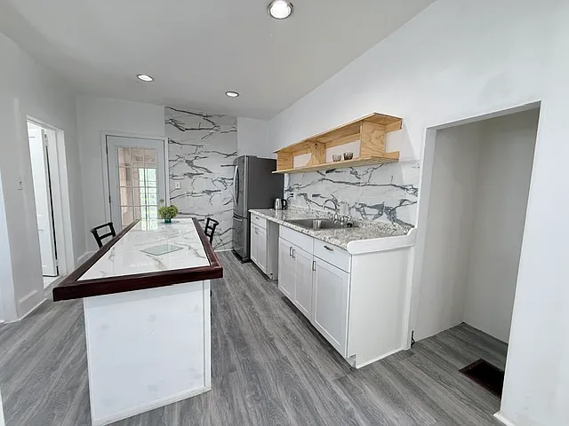 521 Sarah St — Photo 10