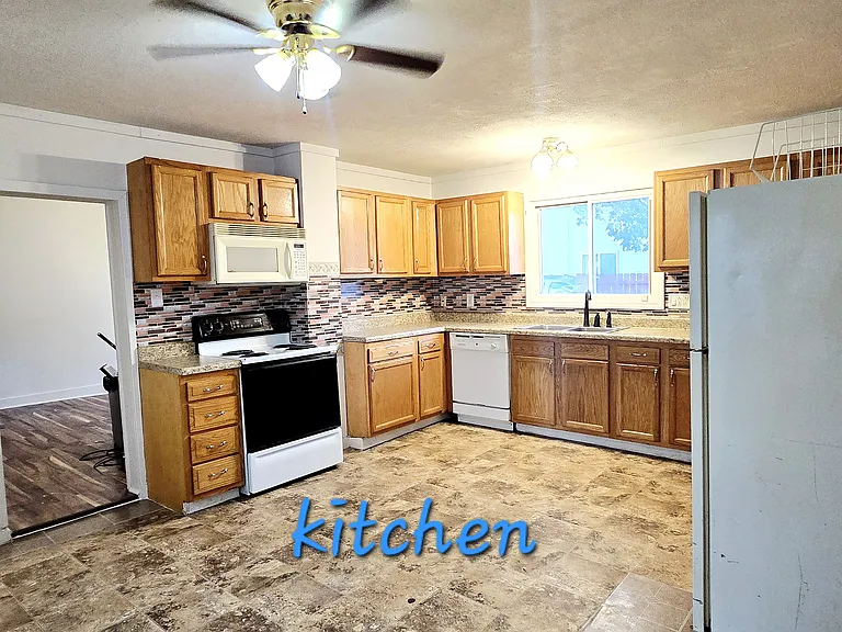 224 Catherine St — Photo 47