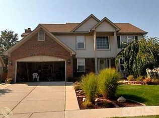 19096 Red Oak Ln, Brownstown, MI 48193