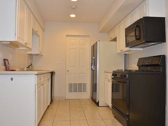 5th image of 1325 Kingsbury Dr Unit 6