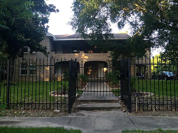 3rd image of 4704 Park Dr
