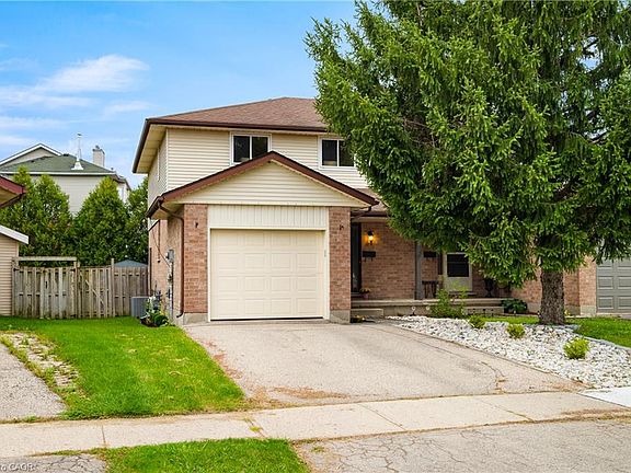 3rd image of 647 Pinerow Cres #A