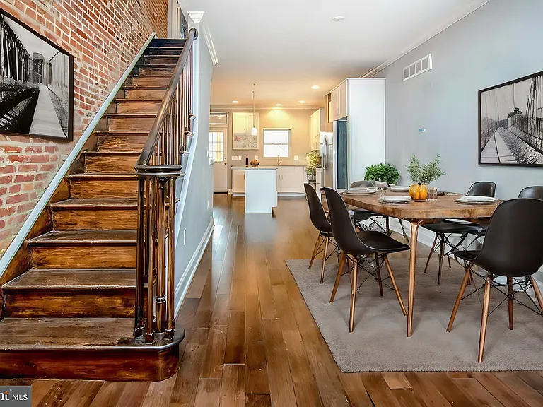 338 S East Ave — Photo 2