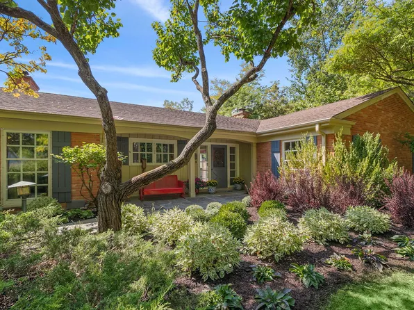 24132 N Bridle Trail Rd, Lake Forest, IL 60045