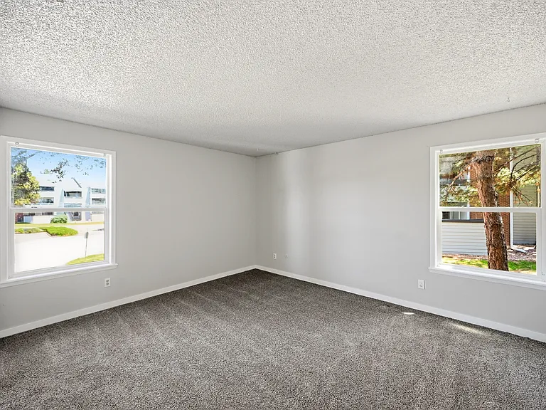 E 1st Dr — Photo 15