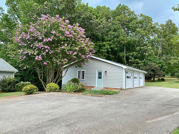4th image of 224 Twin Chimneys Dr