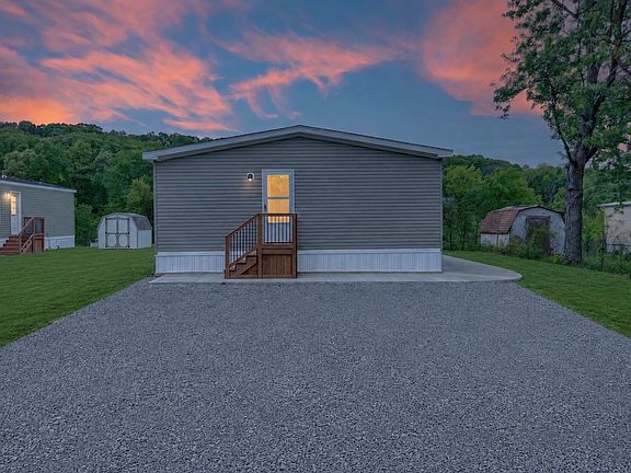 Exterior Image-4-Colony 49 Mandell Trails