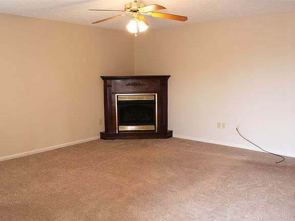 3rd image of 120 Blaze Dr