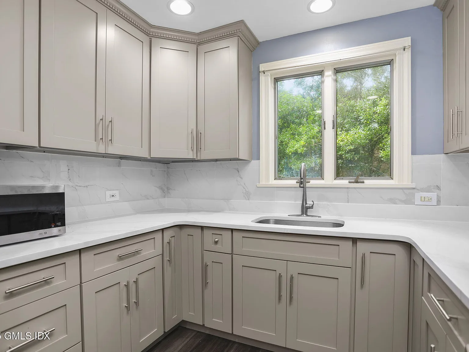 4 bed, 3.0 bath, 2490 sqft, $8,500 — Photo 2