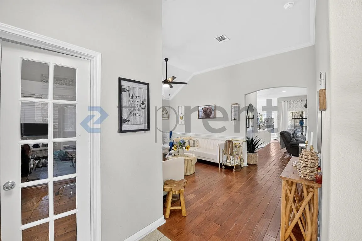 3 bed, 1960 sqft, $2,450 — Photo 4