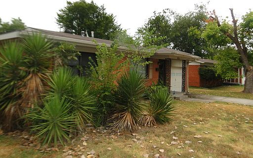 3rd image of 1510 Hillcrest St