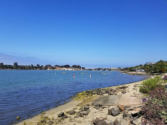 Aqua Hedionda Lagoon: water sports and fishing.