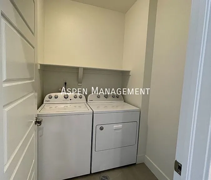 2215 Village Green Way — Photo 16