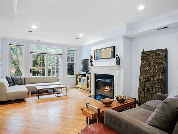 2nd image of 1137 W Wrightwood Ave