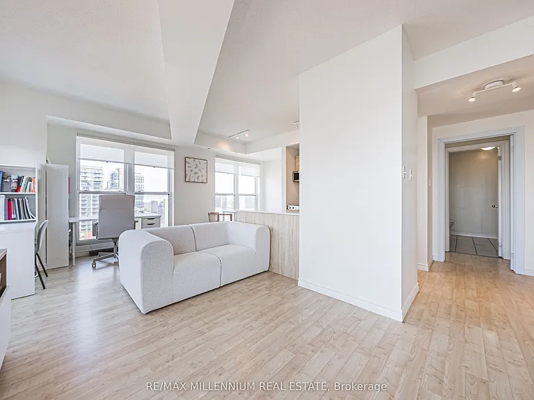 135 James St S #1401 — Photo 9