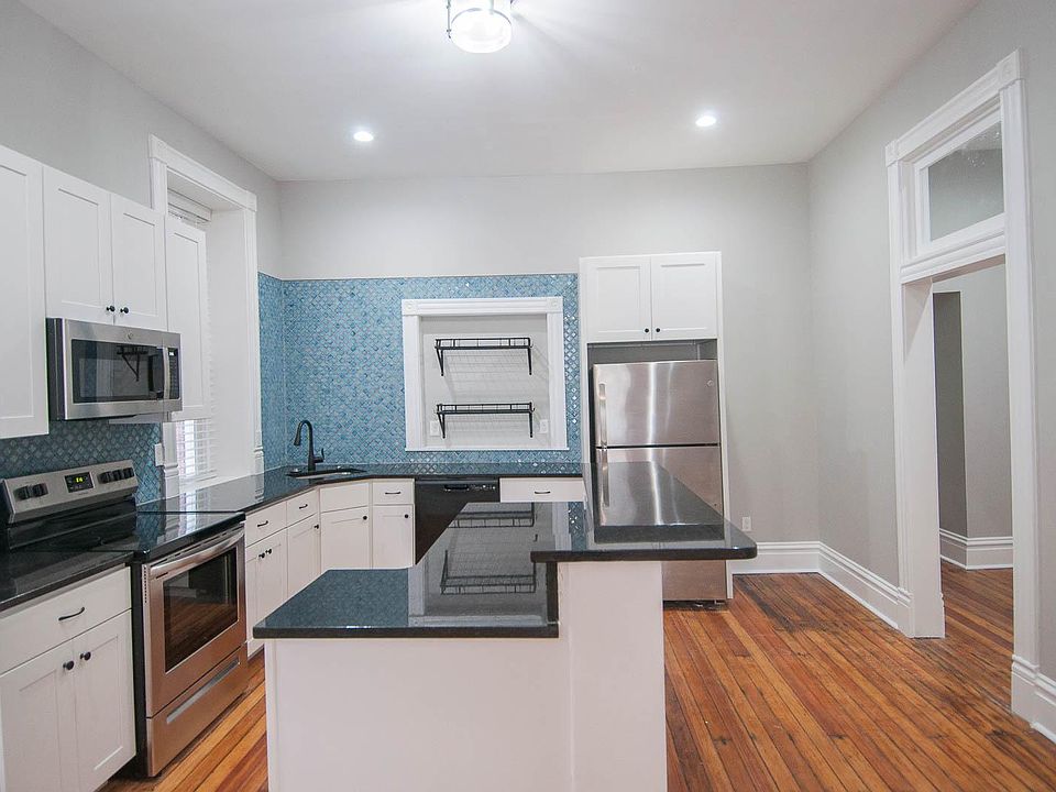 Kitchen with breakfast bar
