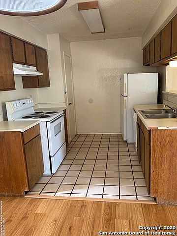 カメラ デジタルカメラ 6328 Green Top Dr, San Antonio, TX 78233 | Zillow