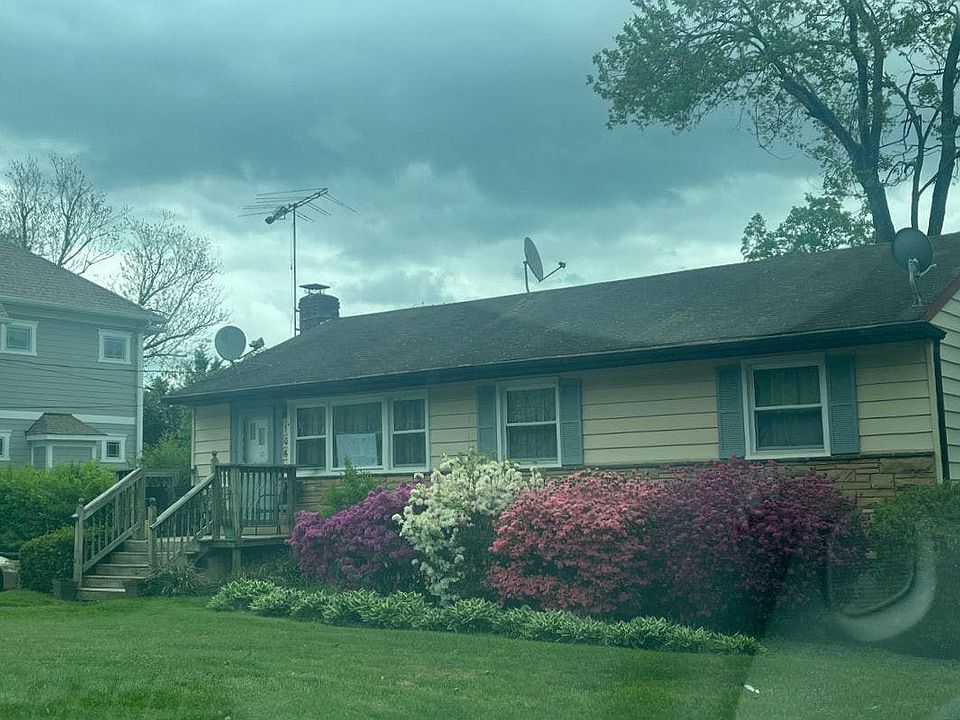2nd image of 106 Moore Ave SW
