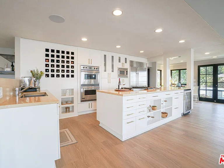 13211 Mulholland Dr — Photo 25