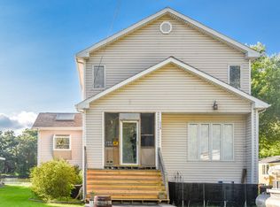 2210 Beach Dr, Fox River Grove, IL 60021