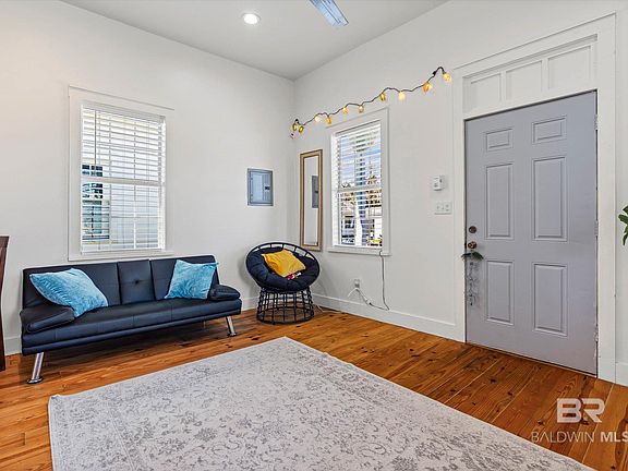 5th image of 951 Montgomery St