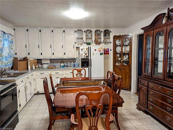 4th image of 112 Herndon St