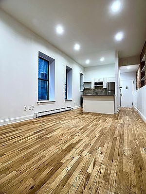1st image of 101 W 126th St #28