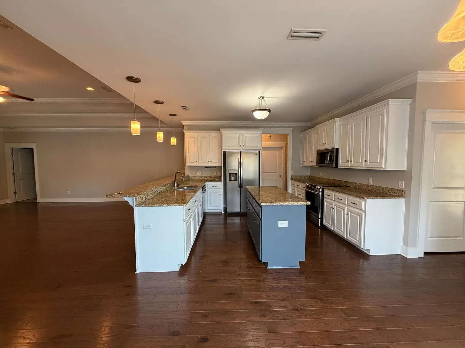 3 bed, 2.5 bath, 2264 sqft, $2,600 — Photo 4