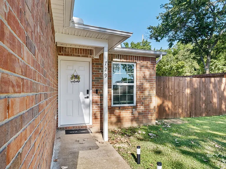 729 S Erika Ave — Photo 2