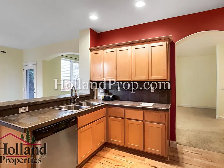 319 NW Wildwood St — Photo 13