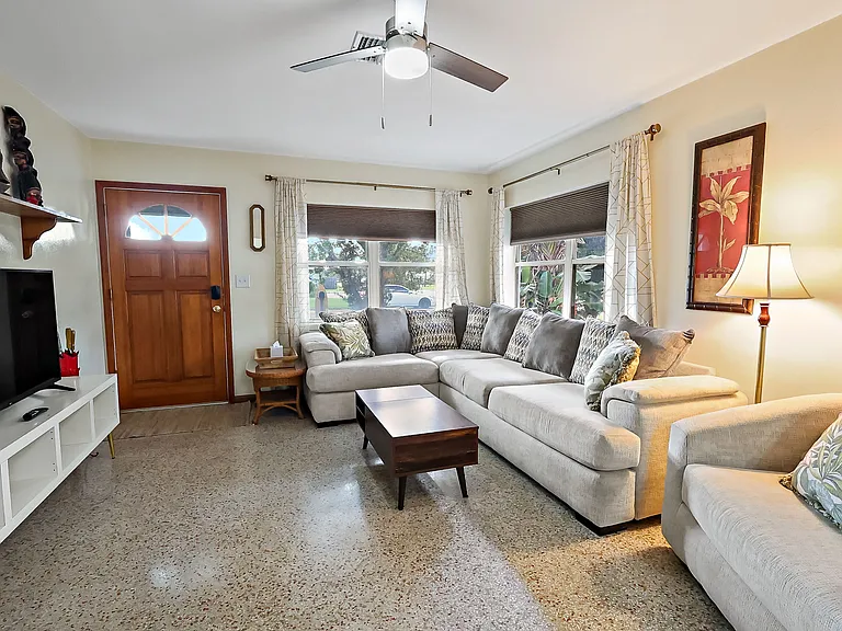 300 Tulip Ln — Photo 8