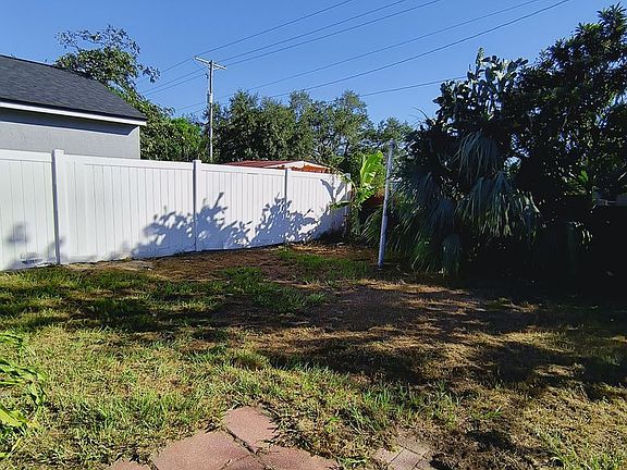 3rd image of 376 Lake Daisy Cir