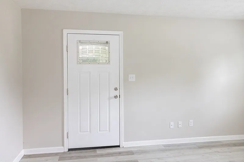 2 bed, 1.0 bath, 700 sqft, $915 — Photo 2
