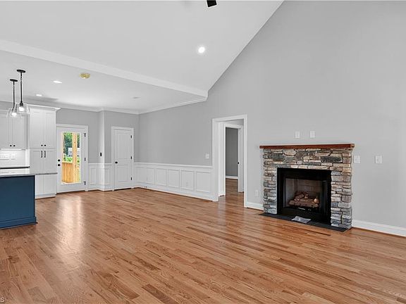 5th image of 271 Stonybrook Dr