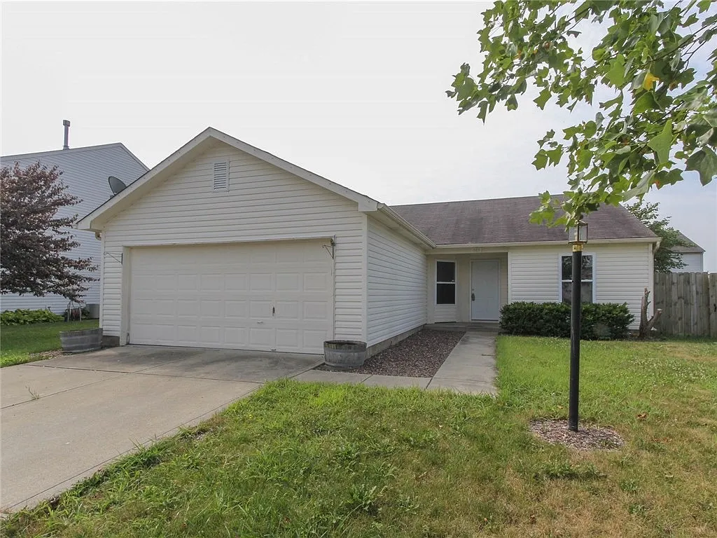 1611 Sweetwater Ln photo 1
