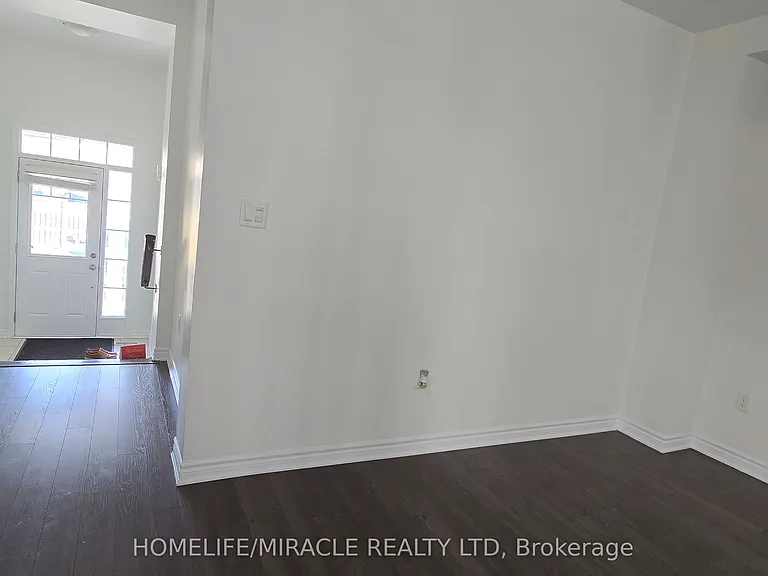 25 Phyllis Dr — Photo 2