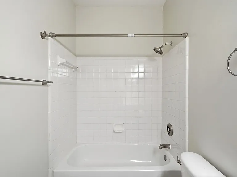 614 E 9th St — Photo 56