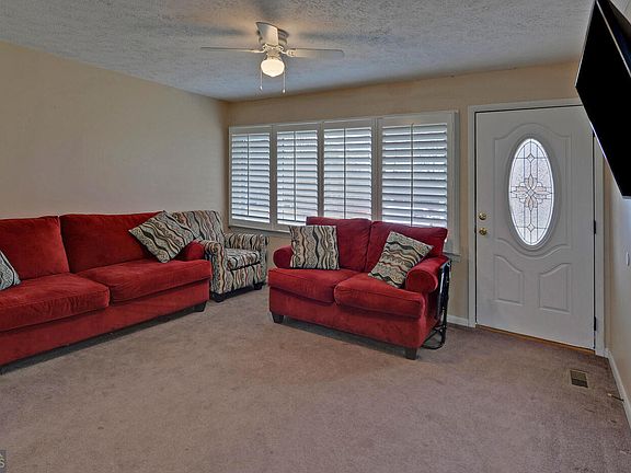 2nd image of 926 Skyline Dr