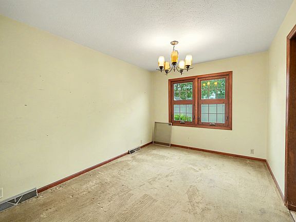 5th image of 414 E Wayne Ave