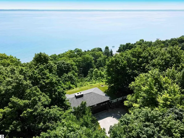1105 S Bay View Trl, Suttons Bay, MI 49682