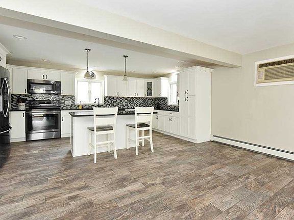 4th image of 200 Violet St