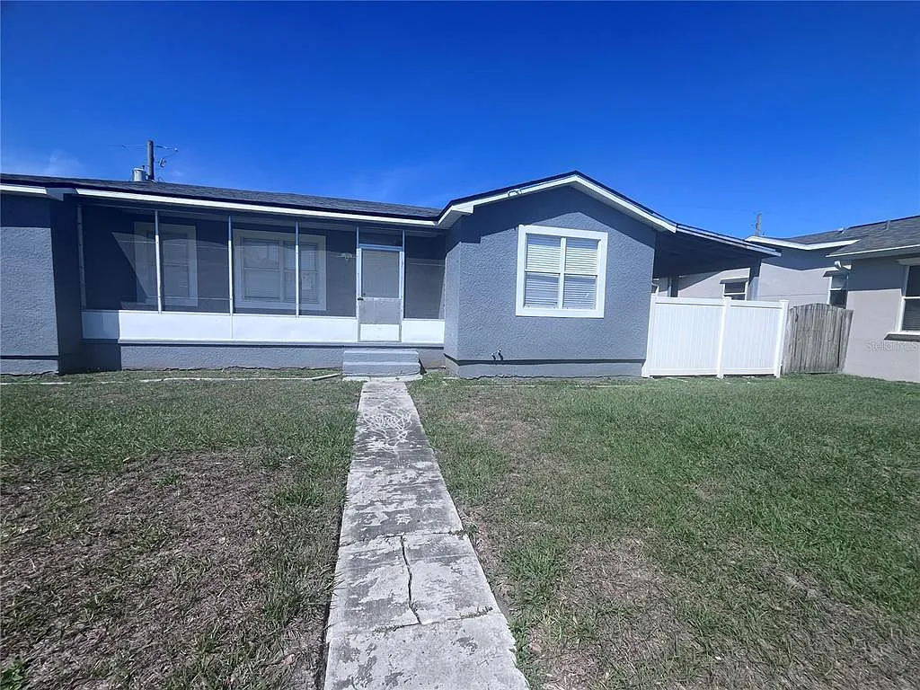 2 bed, 1.0 bath, 1026 sqft, $2,200 — Photo 2
