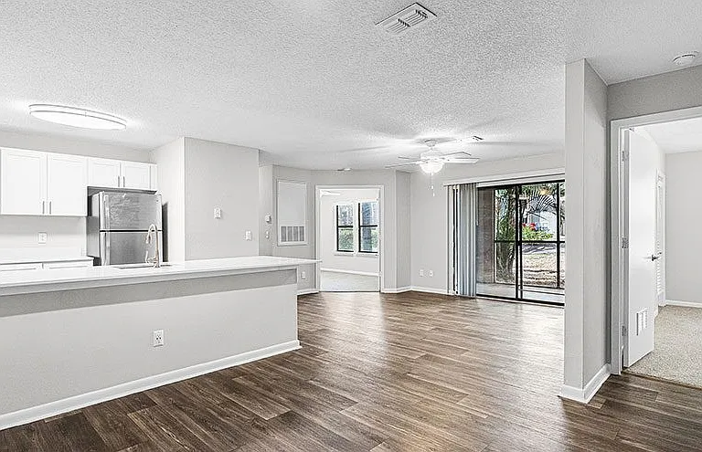 Sabal Palm at Lake Buena Vista Apartment Homes — Photo 11