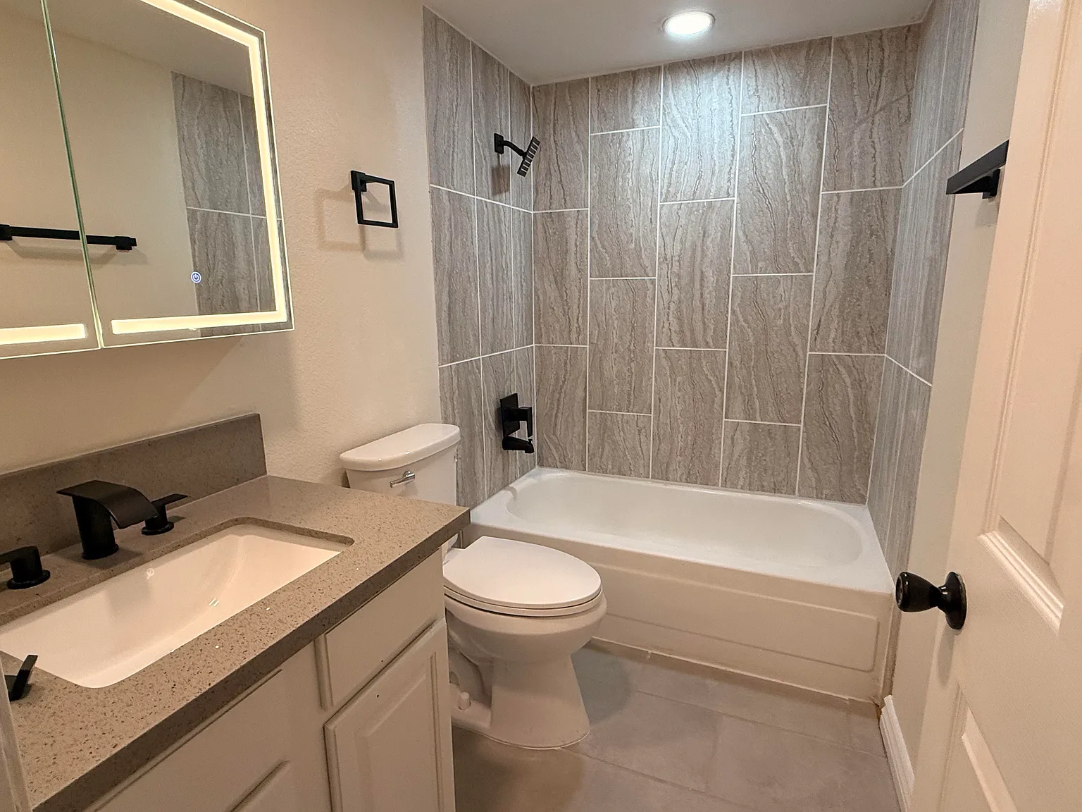 2 bed, 816 sqft, $1,420 — Photo 3