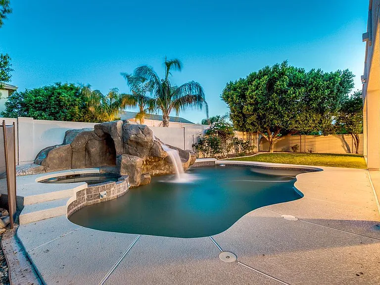 Jacuzzi/Spa with 2-Strength Adjustable Jets