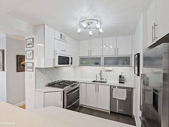 3rd image of 15 W 72nd St APT 7V