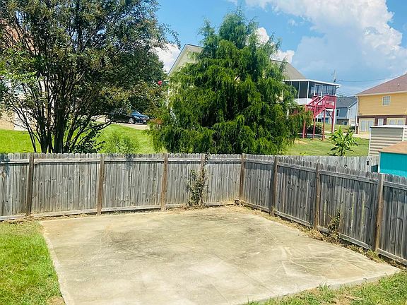 4th image of 1420 Memorial Cir