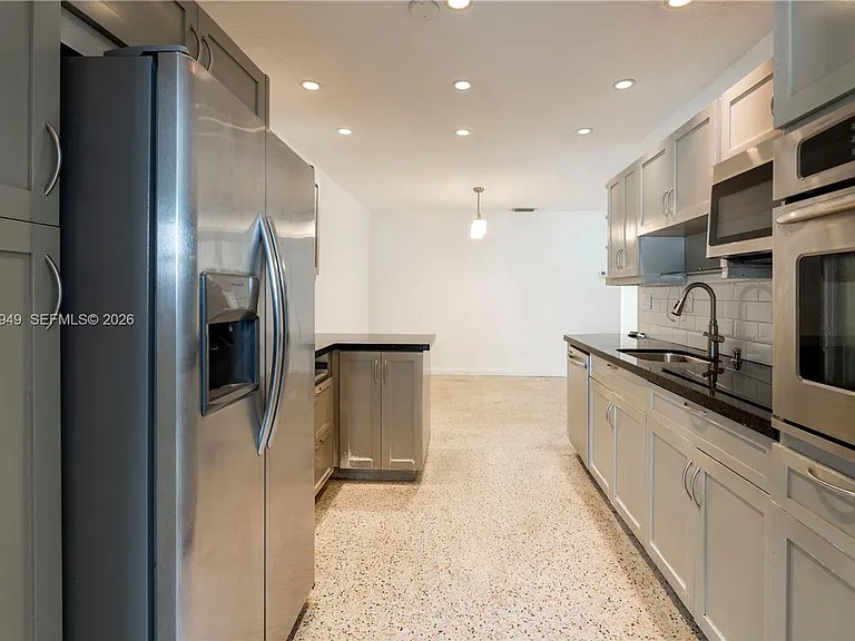 565 NE 160th Ter — Photo 2