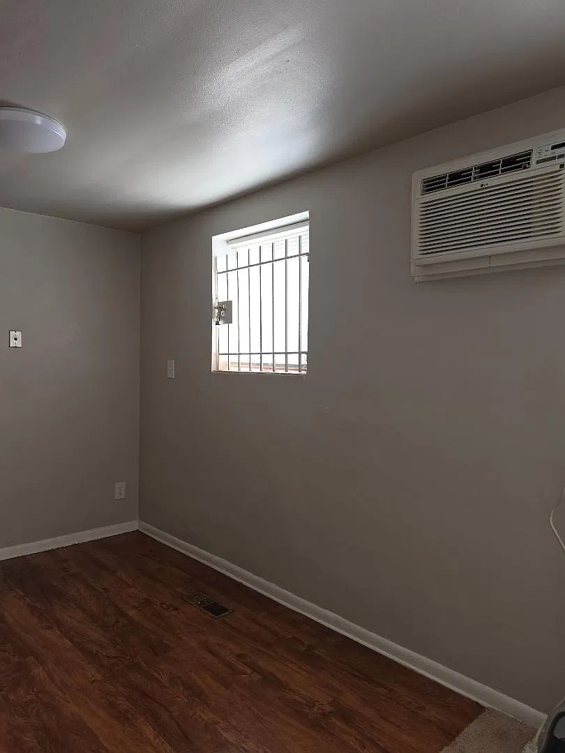 4401 Sheffield Ave - 2 — Photo 2